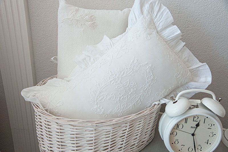 Rüschenkissen Alfredo mit Stickerei in Weiß mit Volant | Traumhafte